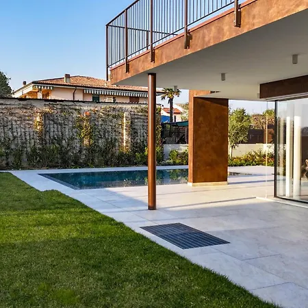 Nnv Pool וילה לאזיסה